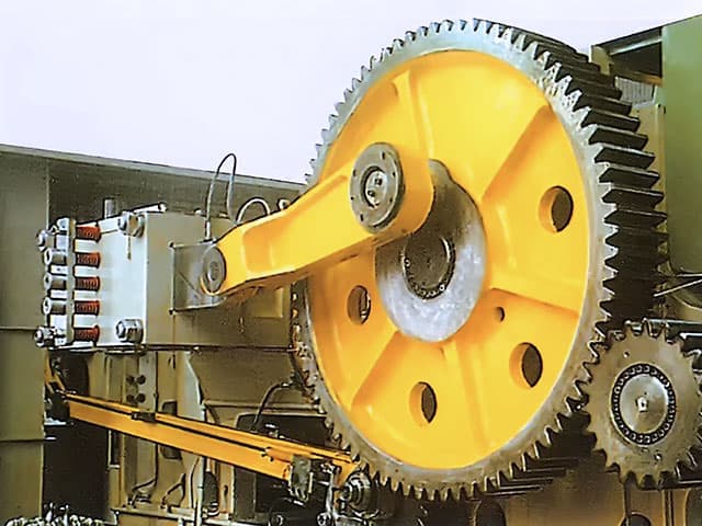 transmission gears and cutting mechanism of cold heading machine