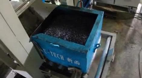 Products feeding on the lifting conveyor
