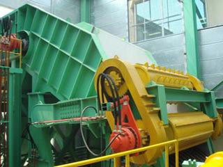 The hydraulic drive provides high feed rate