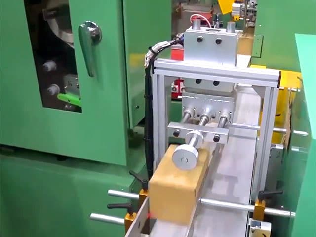 computer controlled labeling machine